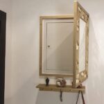⁦تابلوه خشبي غطاء لوحة الكهرباء - مرايا ذهبي مع الرف⁩ - الصورة ⁦5⁩
